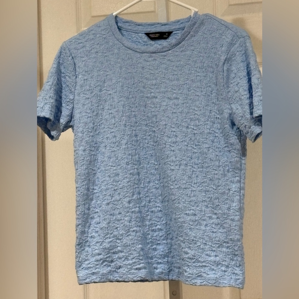 NWOT lt blue Simply Vera Wang stretchy top medium